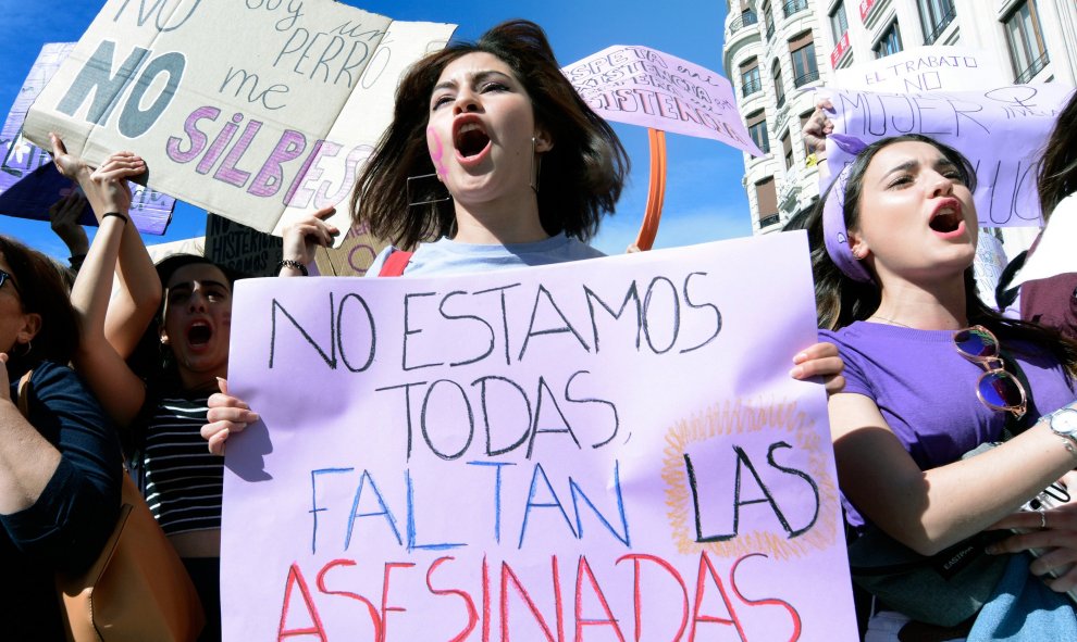 "No estamos todas, faltan las asesinadas", concentración de mujeres estudiantes en Valencia / EFE