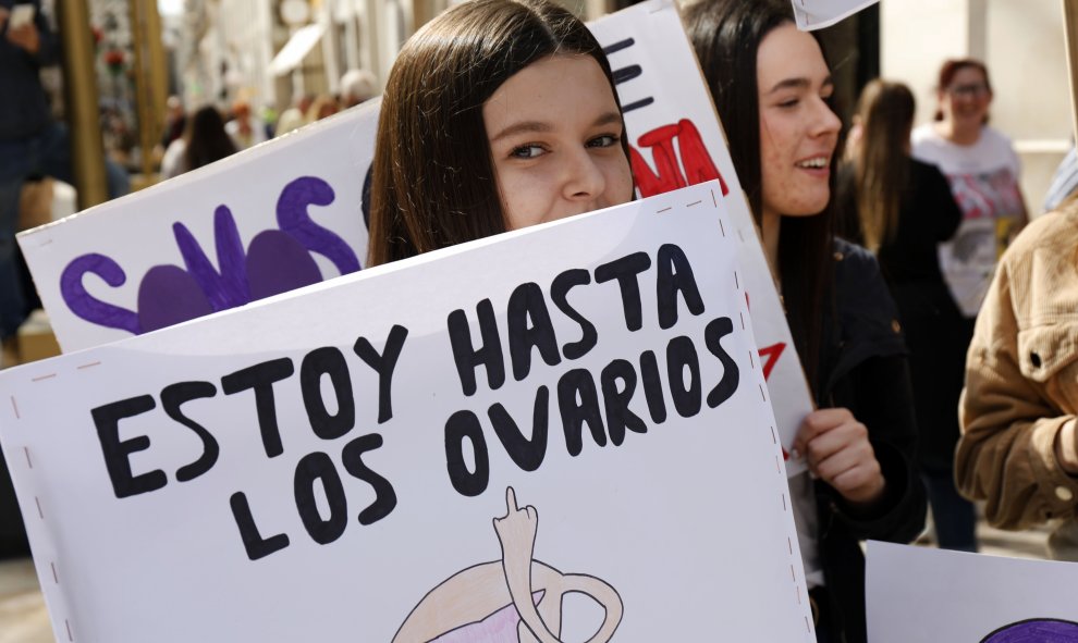 "Estoy hasta los ovarios", protesta de estudiantes feministas en Madrid / EFE