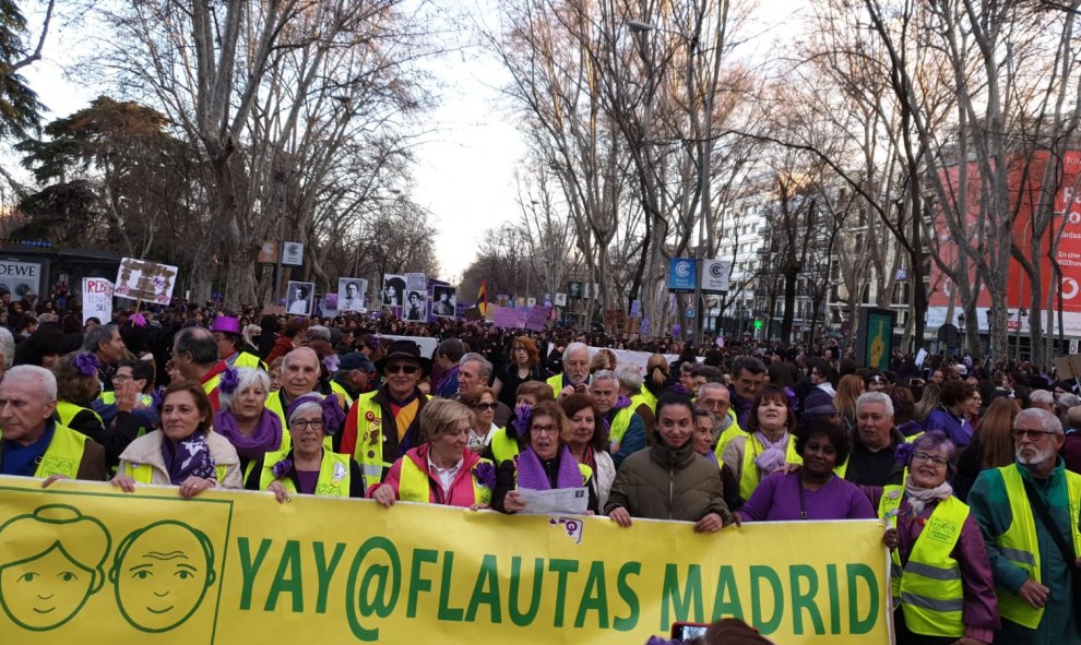 Los yayoflautas acudiendo a la marcha en Madrid. Fermín Grodira.