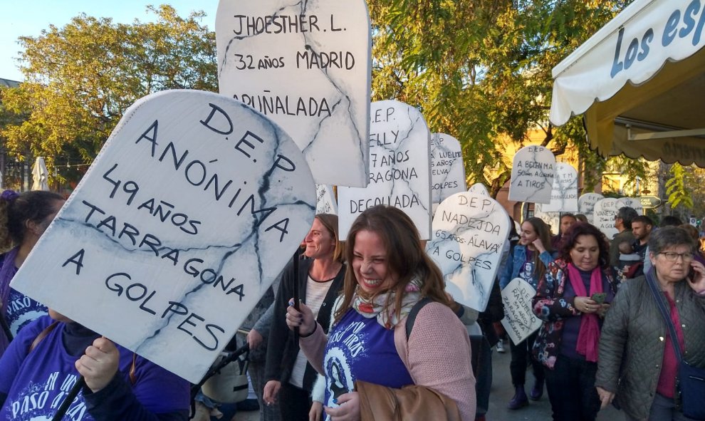 Manifestantes portan lápidas en recuerdo a las mujeres asesinadas por la violencia machista. Raúl Bocanegra