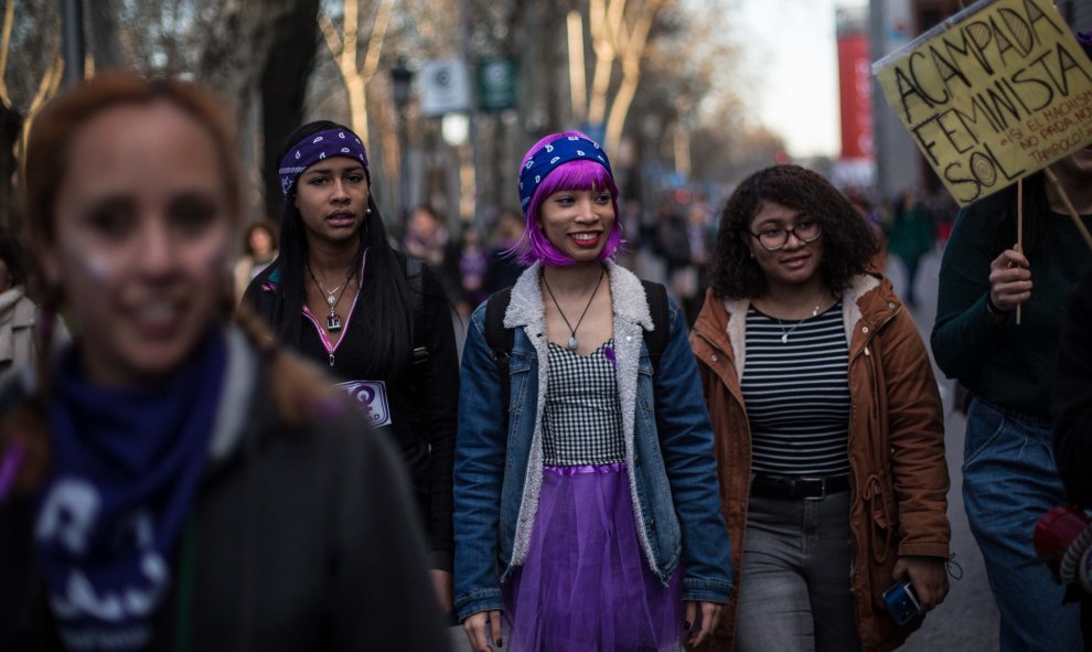 Un grupo de jóvenes avanza hacia la manifestación con motivo del día de la mujer durante la huelga feminista en Madrid.- JAIRO VARGAS