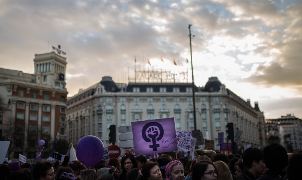 La manifestación del Día de la Mujer a su paso por la Plaza de Neptuno de Madrid.-JAIRO VARGAS