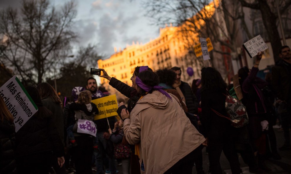 Dos mujeres se hacen una foto durante la manifestación con motivo del Día de la Mujer en Madrid.- JAIRO VARGAS