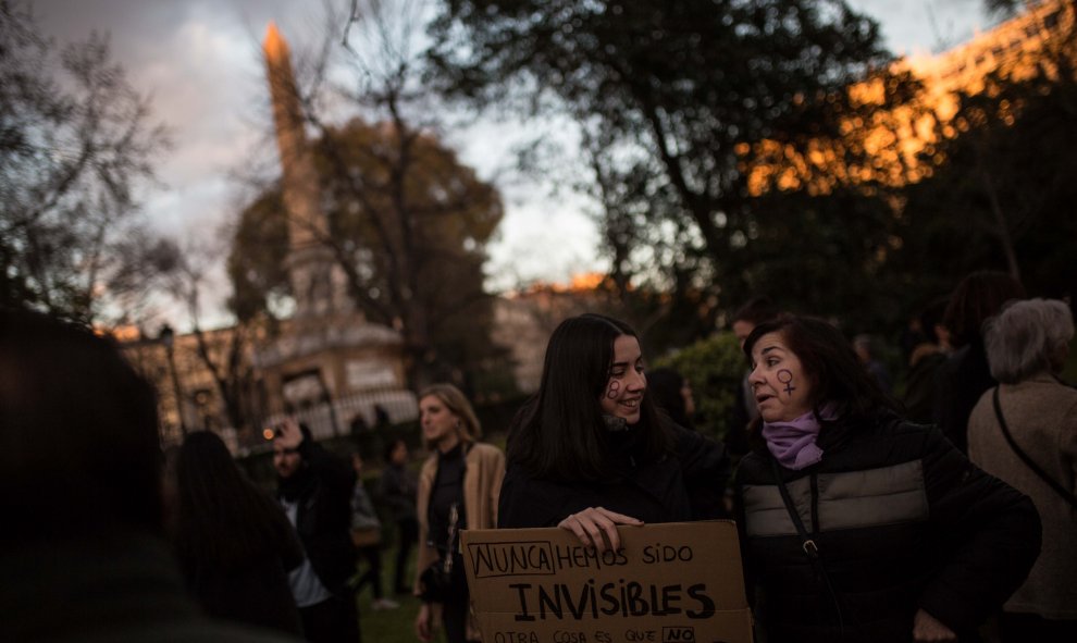 Una madre y su hija acuden juntas a la manifestación con motivo del Día de la Mujer en Madrid.- JAIRO VARGAS