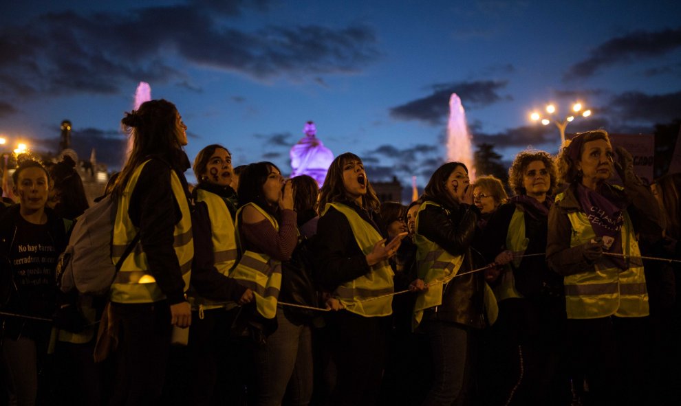 La manifestación del 8-M a su paso por la Plaza de Cibeles, en Madrid.-JAIRO VARGAS