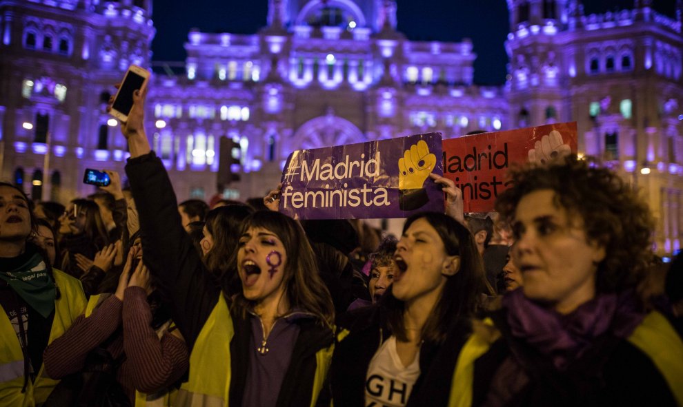 La manifestación del 8-M a su paso por la Plaza de Cibeles, en Madrid.-JAIRO VARGAS