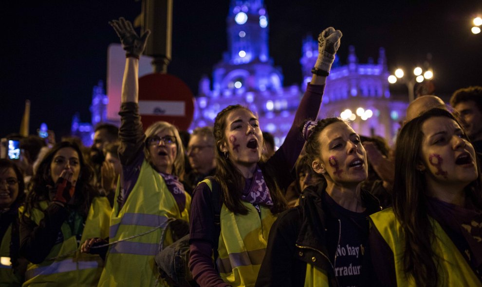 La manifestación del 8-M a su paso por la Plaza de Cibeles, en Madrid.-JAIRO VARGAS