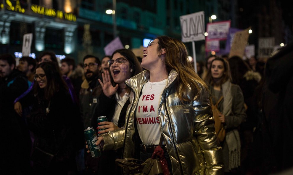 Una joven participante en la manifestación del 8M en Madrid.- JAIRO VARGAS