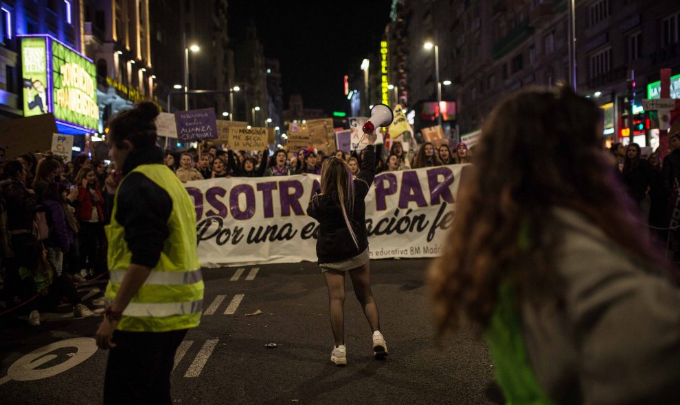 Un grupo de estudiantes durante la manifestación del Día de la Mujer en la Gran Vía de Madrid.- JAIRO VARGAS