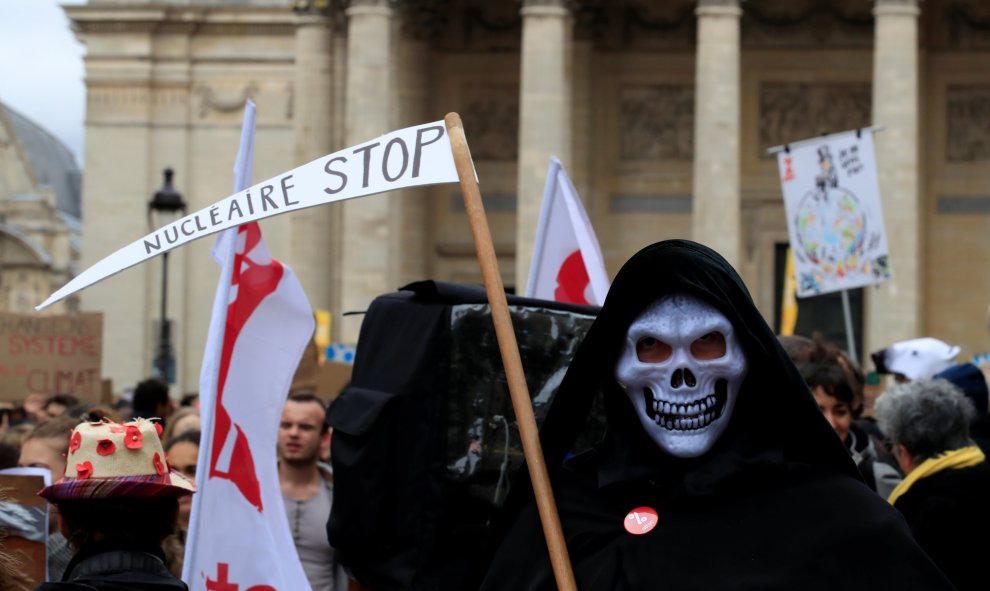 En París, los jóvenes participan en una manifestación de "huelga juvenil para actuar sobre el cambio climático". / Reuters