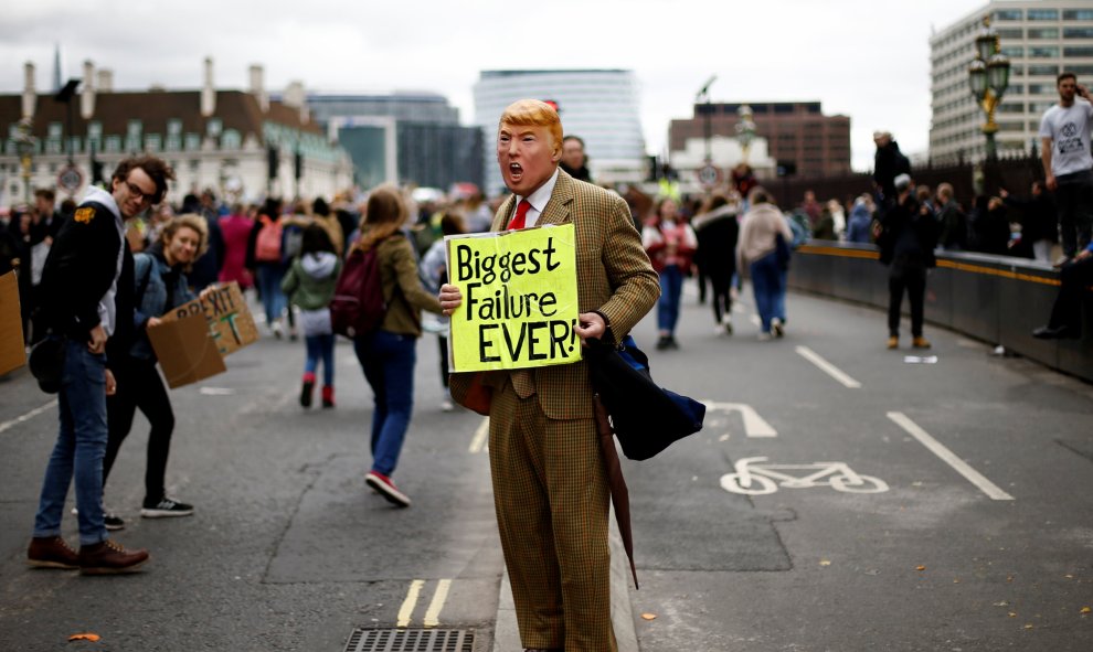 Un manifestante, con una máscara que representa al presidente de los EEUU Donald Trump, participa en la protesta de Londres. / Reuters