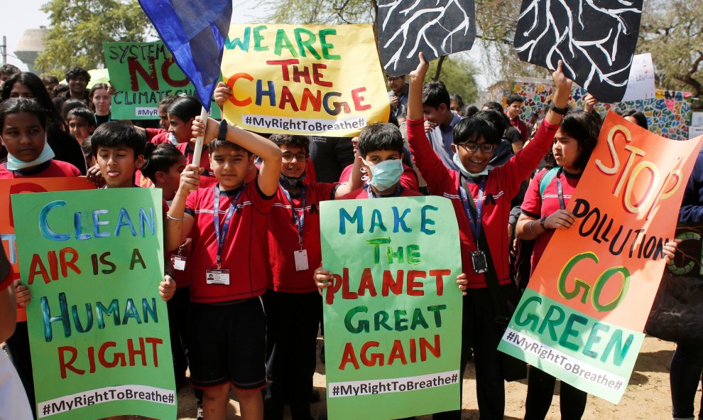 Los estudiantes de India sostienen pancartas mientras participan en una protesta mundial contra el cambio climático. / Reuters
