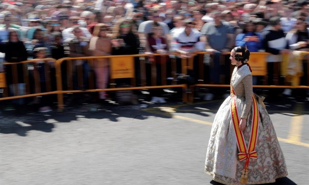 La fallera mayor de Valencia, Marina Civera, recorre la plaza momentos antes de iniciarse la mascletá que con un atronador bombardeo inicial, seguida de ritmo, potencia y color ha permitido a la pirotécnica María José Lora Zamorano "quitarse la espinita"