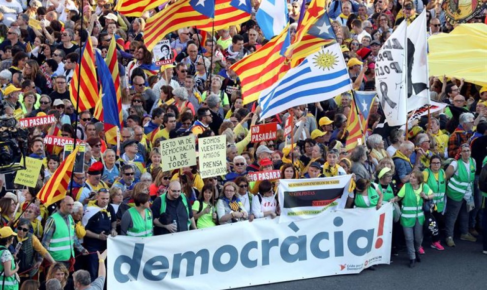 Manifestación que bajo los lemas "Autodeterminación no es delito" y "Democracia es decidir" ha sido convocada por más de sesenta colectivos sociales, organizaciones del 15M, entidades republicanas y antifascistas, además de ANC y Òmniun Cultural, este sáb