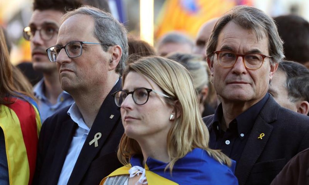 El presidente de la Generalitat, Quim Torra (i), jutno a la consellera de la Presidencia, Elsa Artadi (d) y el expresident Artur Mas (d) asisten a la manifestación que bajo los lemas "Autodeterminación no es delito" y "Democracia es decidir" ha sido convo