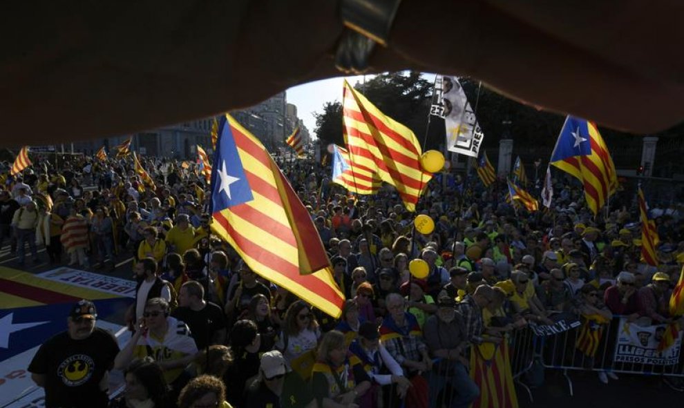 Manifestación que bajo los lemas "Autodeterminación no es delito" y "Democracia es decidir" ha sido convocada por más de sesenta colectivos sociales, organizaciones del 15M, entidades republicanas y antifascistas, además de ANC y Òmniun Cultural, este sá