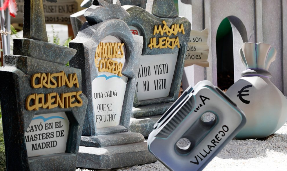Representación del las lápidas de Cifuentes, Cospedal y Máxim Huerta en el Valle de los Caidos junto a las cintas del excomisario Villarejo en las Fallas. /EFE