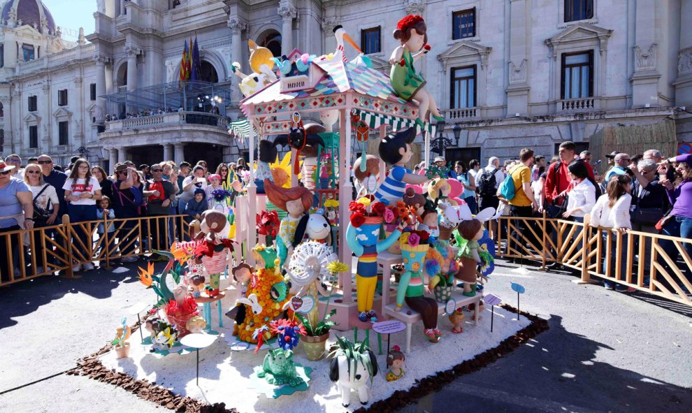 València también contempla estos días el arte efímero de sus monumentos infantiles "plantados" ( en la imagen, la del Ayuntamiento). /EFE