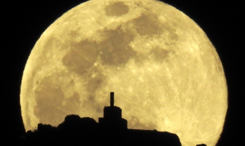 La luna llena sobre el monte Pico Sacro, esa noche a las afueras de Santiago. Esta es la tercera superluna llena del año, también conocida como la superluna de gusano. - Lavandeira jr / EFE