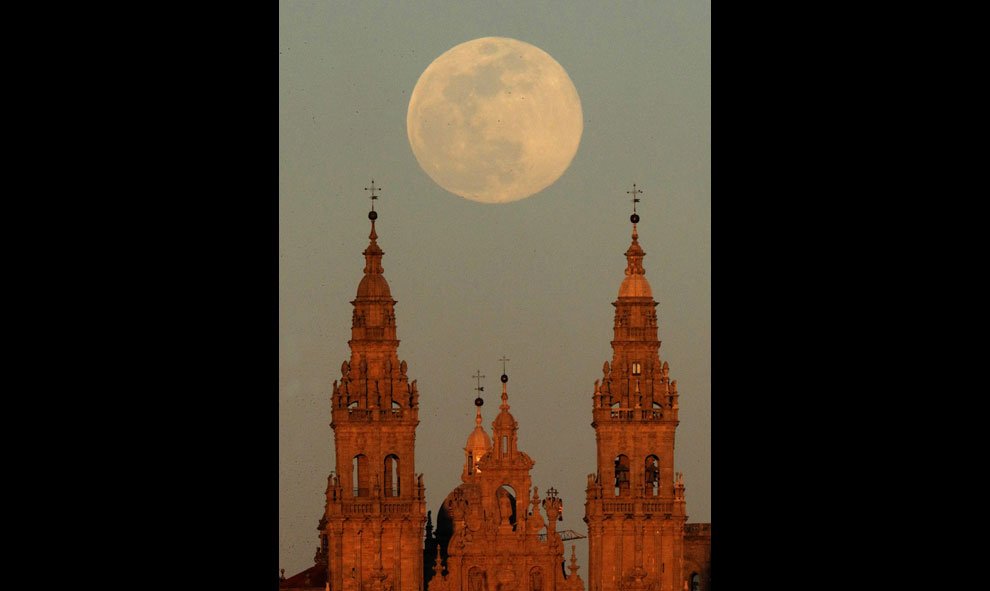 La luna llena sale sobre la catedral, la pasada noche en Santiago de Compostela. - EFE/ Lavandeira jr