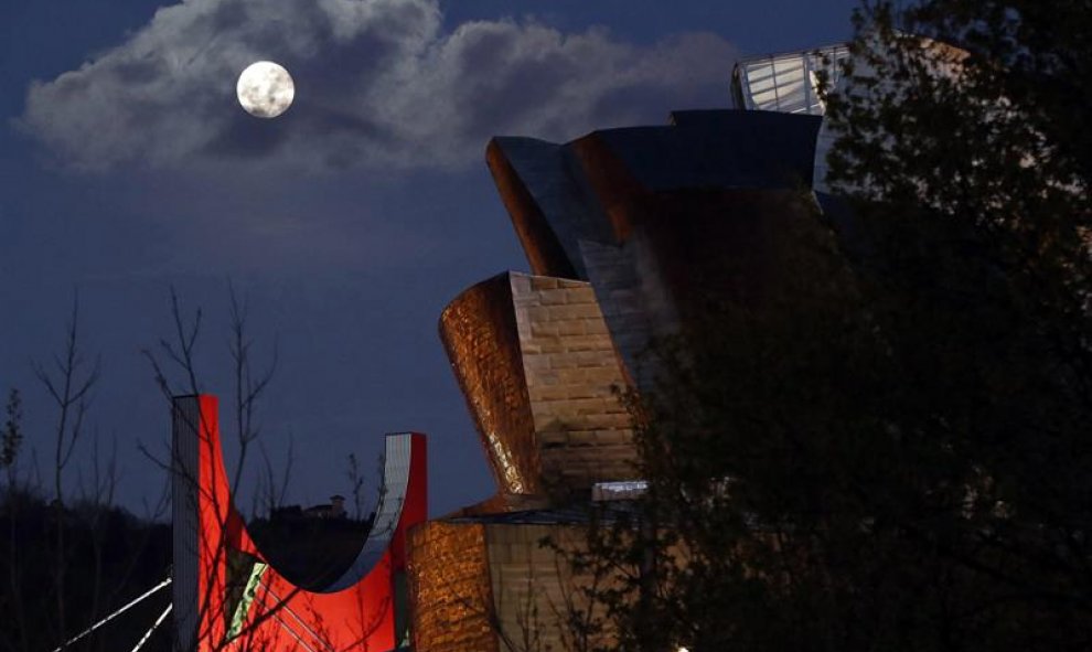 La luna ilumina el Museo Guggenheim de Bilbao. - EFE/Luis Tejido.
