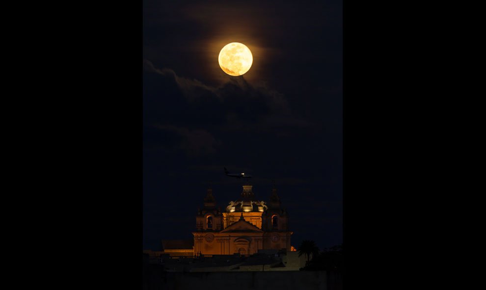 La superluna brilla sobre la catedral de St Paul en Mdina, Malta. - REUTERS/Darrin Zammit Lupi