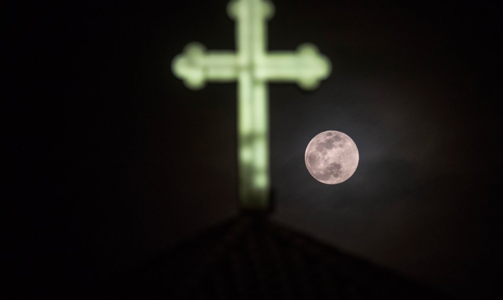 Vista de la superluna en una iglesia en Skopje, Macedonia del Norte. - AFP / Robert ATANASOVSKI