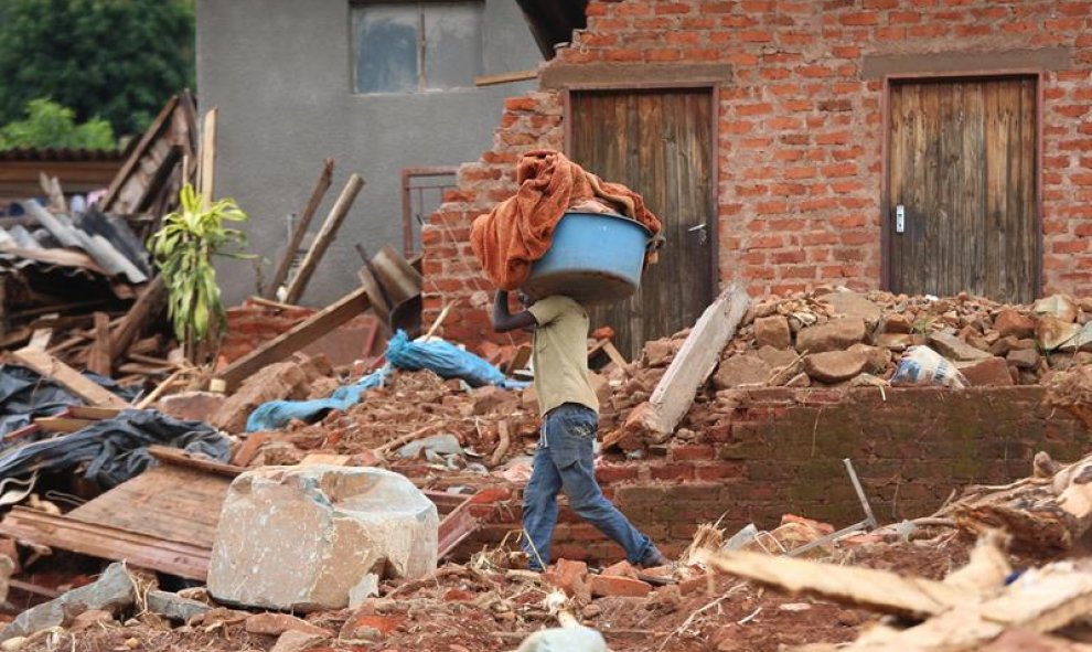 Las organizaciones humanitarias tratan de determinar la escala del desastre. TIAGO PITINGA/EFE.