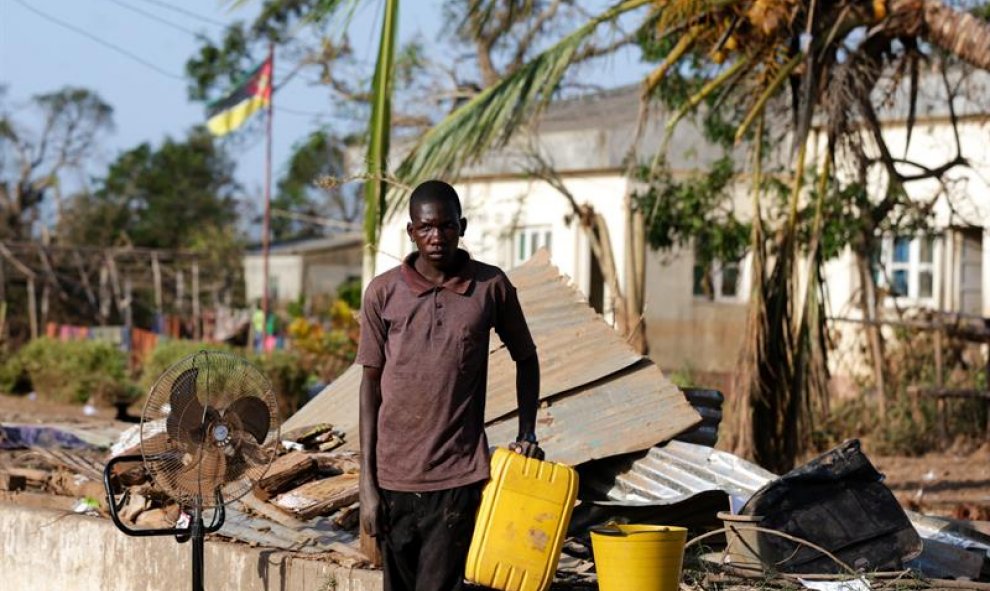 Varias personas esperan un barco en el río Buzi en Sofala (Mozambique), este miércoles. EFE