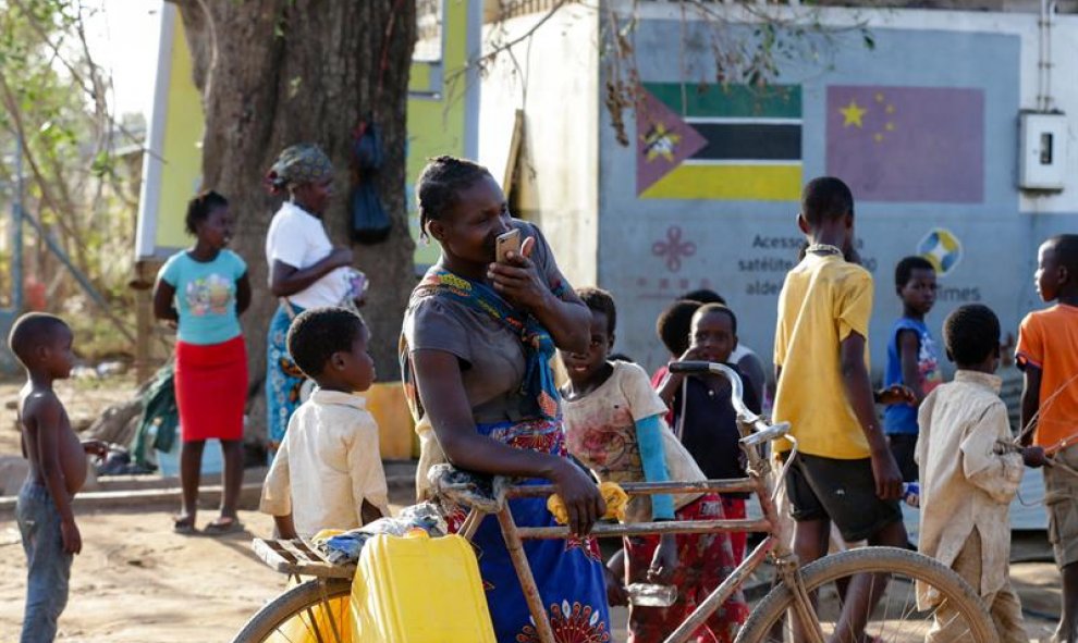 Varias personas esperan un barco en el río Buzi en Sofala (Mozambique). EFE