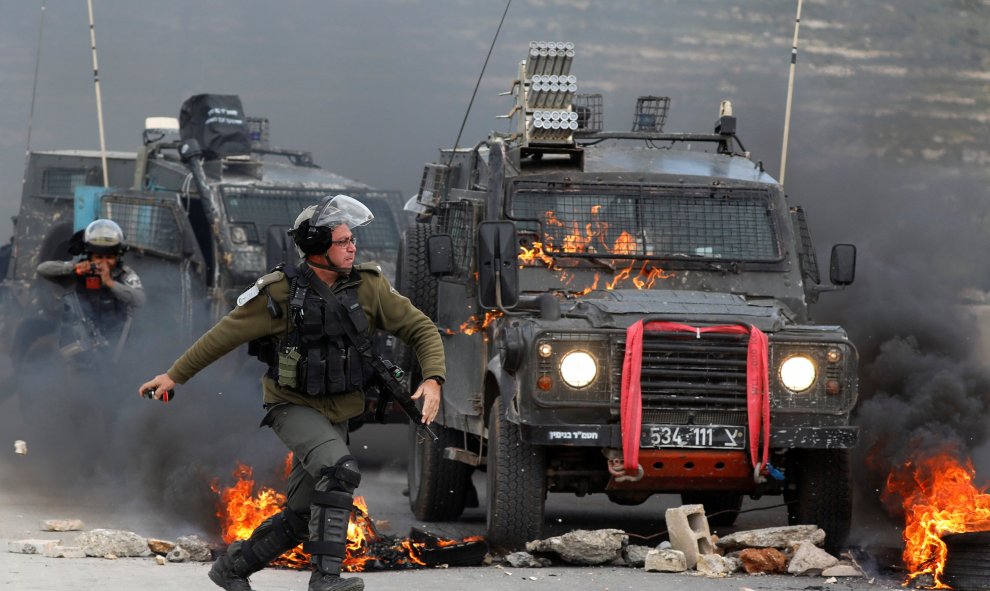 Una policía fronteriza israelí lanza una bomba de gas lacrimógeno. Reuters