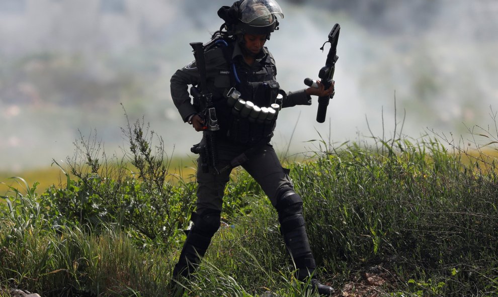 Un policía de la frontera israelí reacciona durante los enfrentamientos con manifestantes palestinos. Reuters