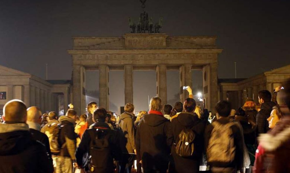 La Puerta de Brandeburgo durante la Hora del Planeta en 2014./Reuters