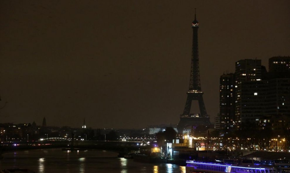La Torre Eiffel apagados en la Hora del Planeta de 2016./AFP