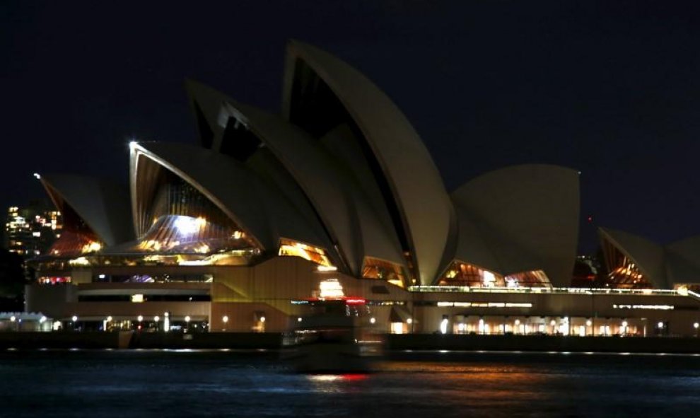 La Ópera de Sydney sin iluminar durante la Hora del Planeta./Reuters