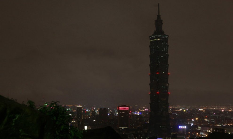 El Taipei 101 sin iluminar durante la Hora del Planeta en Taipéi (Taiwán)./Reuters