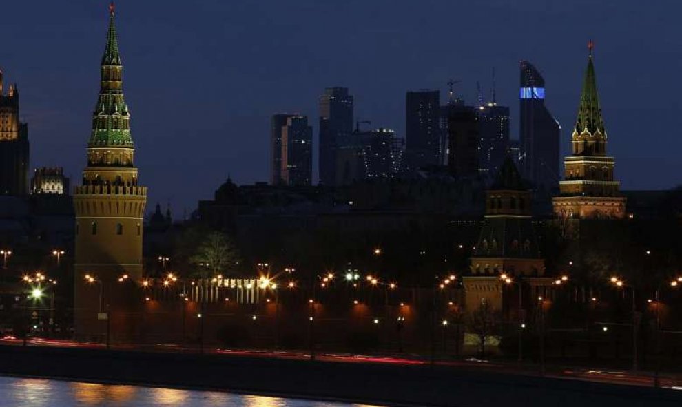 El Kremlin de Moscú fotografiado durante la Hora del Planeta en 2014./Reuters
