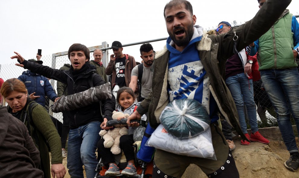 Algunos de los migrantes abandonan el campamento de refugiados situado cerca de la ciudad de Diavata. REUTERS/Alexandros Avramidis