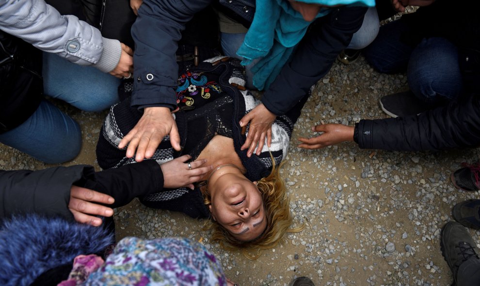 Una mujer ha colapsado cuando intentaba escapar de los agentes de la policía cerca de la ciudad de Diavata, en el norte de Grecia. REUTERS/Alexandros Avramidis