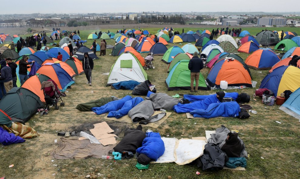 Algunas personas duermen en el exterior del campamento de refugiados de Diavata. REUTERS/Alexandros Avramidis