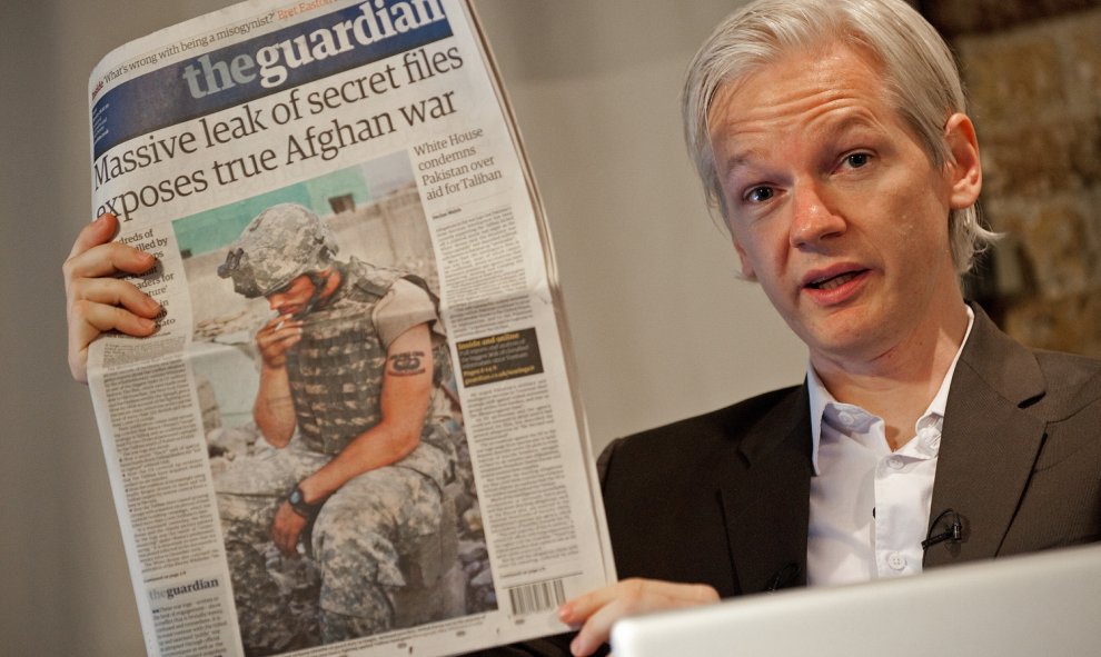 El fundador de Wikileaks, Julian Assange, con una edición de 'The Guardian' tras la filtración de los cables confidenciales de EEUU sobre la diplomacia estadounidense, Guantánamo, las guerras de Irak y Afganistán. Fotografía de julio de 2010. - LEON NEAL