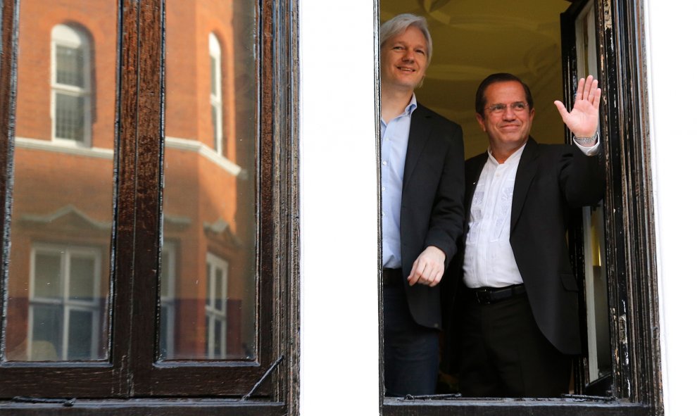 El fundador de Wikileaks, junto a Ricardo Patiño, entonces ministro de Exteriores de Ecuador, el 16 de junio de 2013. - ANDREW COWIE / AFP