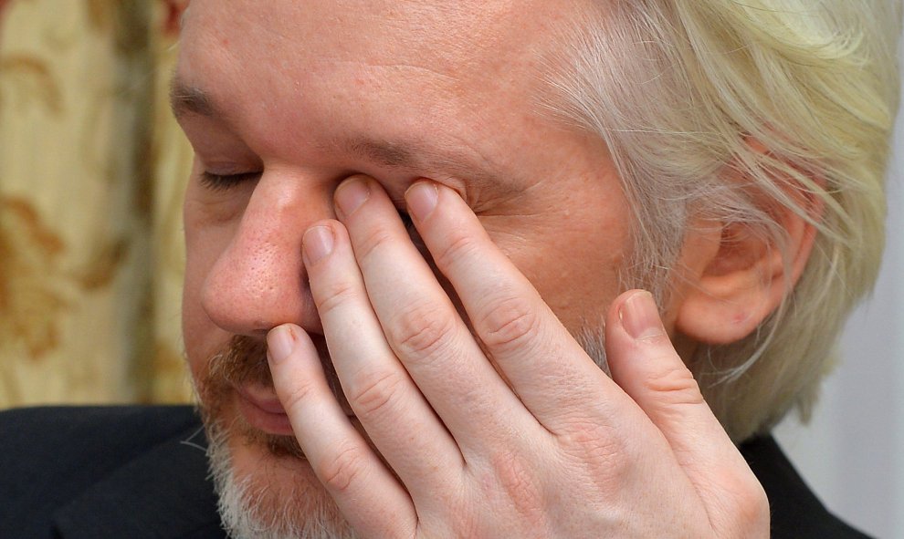 Assange, durante una conferencia de prensa en el interior de la embajada ecuatoriana en la capital británica, en agosto de 2014. - JOHN STILLWELL / AFP