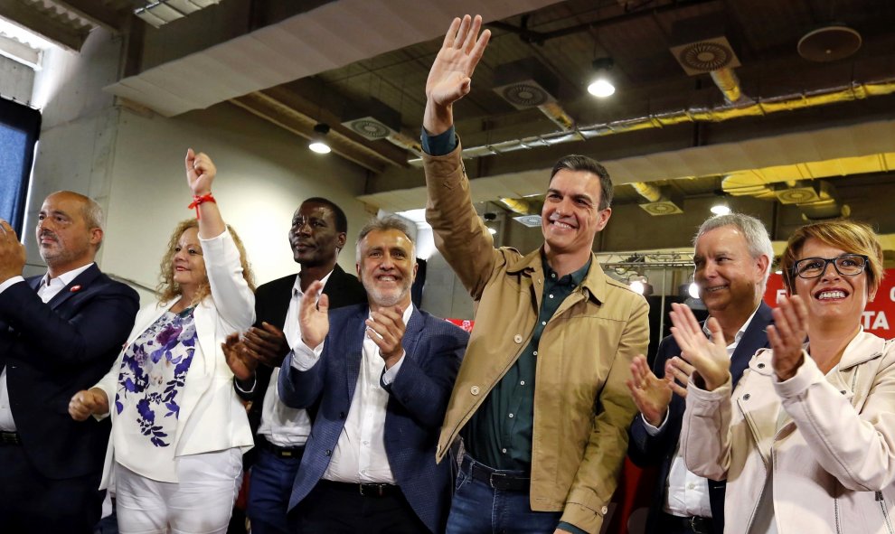 El presidente del Gobierno, Pedro Sánchez, en acto electoral en Las Palmas de Gran Canaria este domingo. Le acompañan los candidatos del PSOE al Congreso, Elena Máñez (a la derecha) y al Senado por Canarias, y los dirigentes socialistas Chano Franquis (se