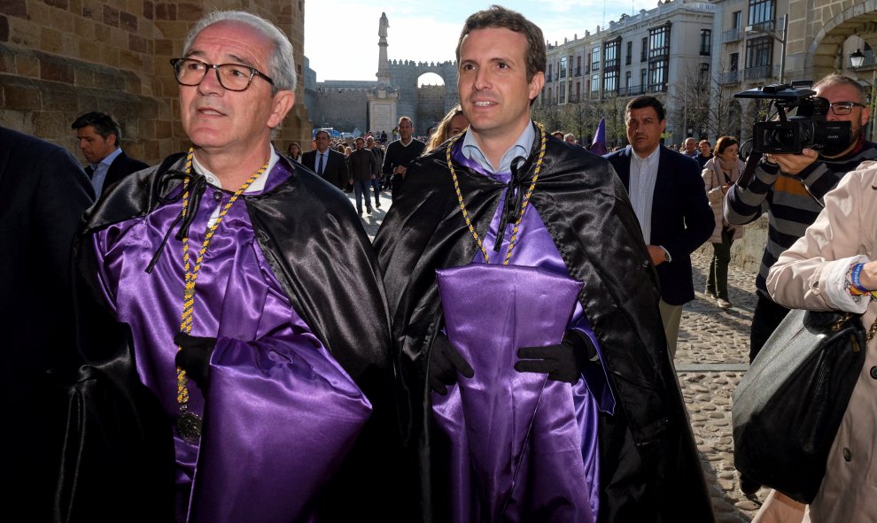 13/04/2019.- El presidente del Partido Popular, Pablo Casado (d), y el tesorero del partido, Sebasatián González (i), participan en una procesión este sábado en Ávila. / EFE - RAÚL SANCHIDRIÁN
