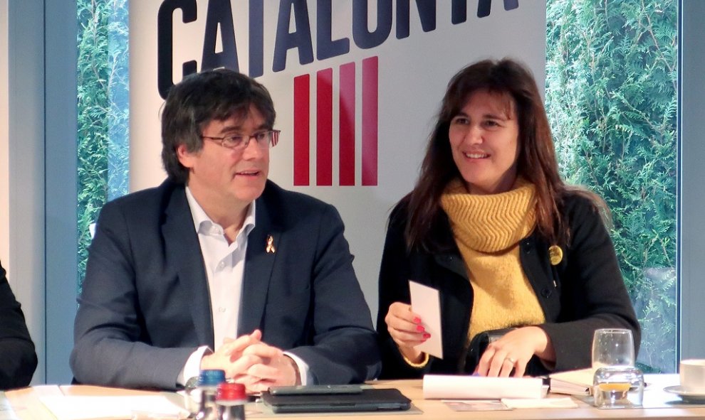 14/04/2019.- El expresident de la Generalitat, Carles Puigdemont, y la número dos por Barcelona de JxCat, Laura Borràs, durante una reunión con candidatos de su partidoeste domingo en Waterloo (Bélgica).- EFE/JULIO GÁLVEZ