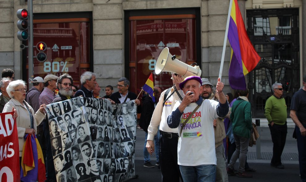 Imagen de la manifestación conmemorativa de la II República. 14/04/2019. PAOLA ARAGÓN