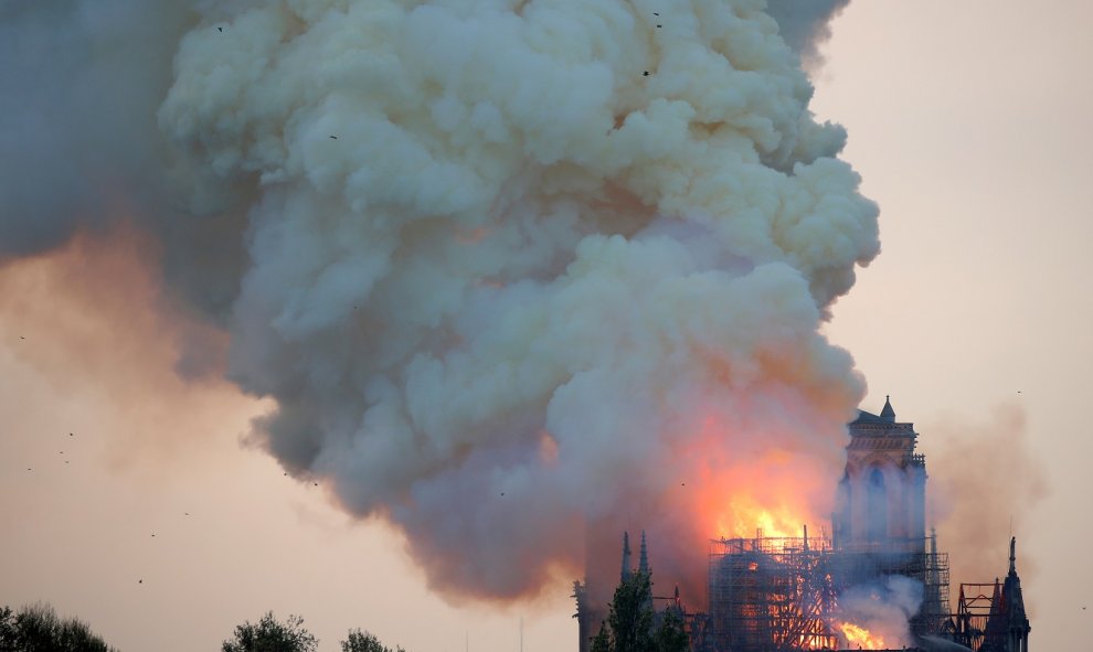 El humo del incendio. Reuters