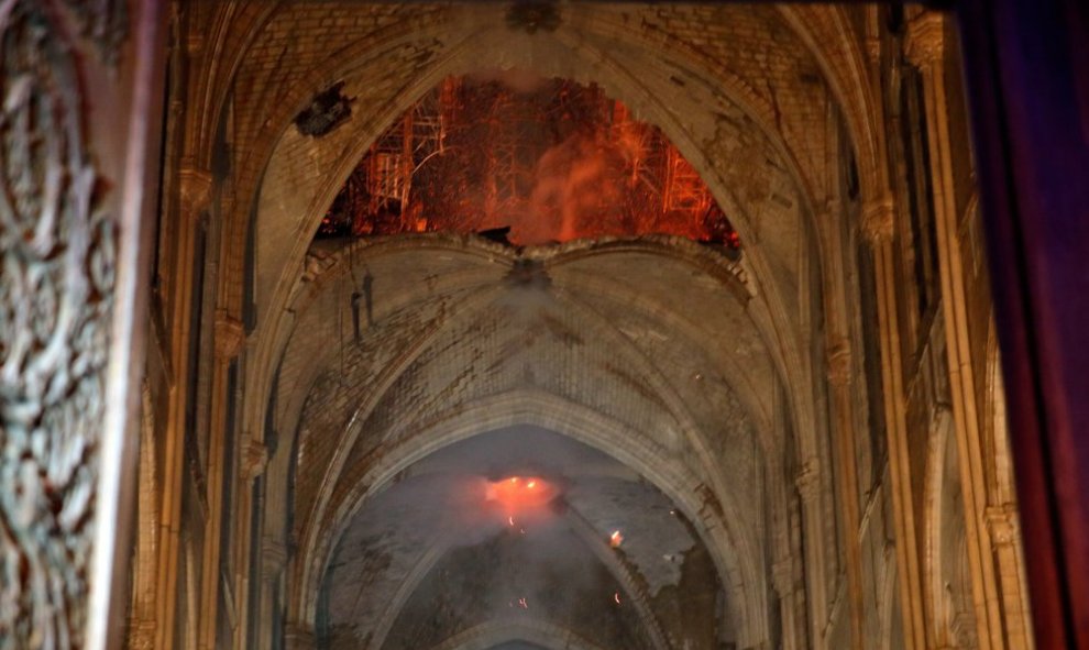 Interior de la catedral donde se aprecia el agujero que ha dejado la destrucción del pináculo. PHILIPPE WOJAZER REUTERS