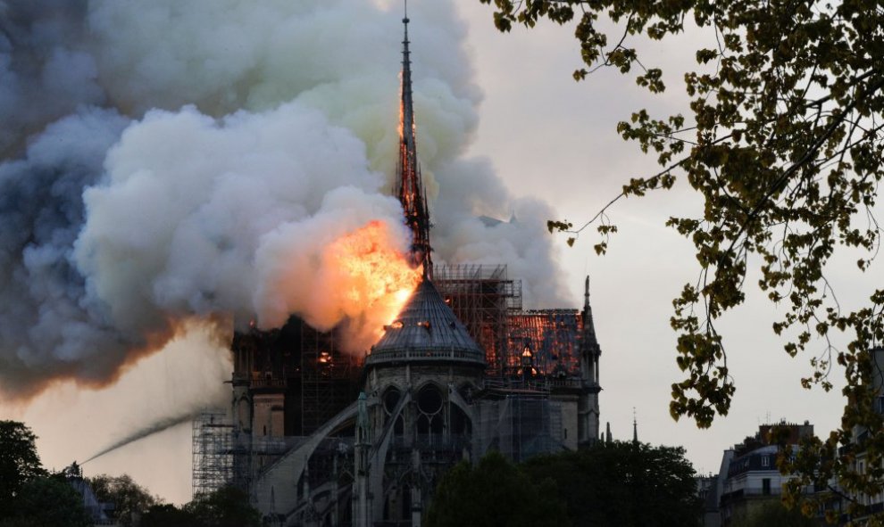 La aguja de Notre Dame ha caído a causa del incendio. / AFP